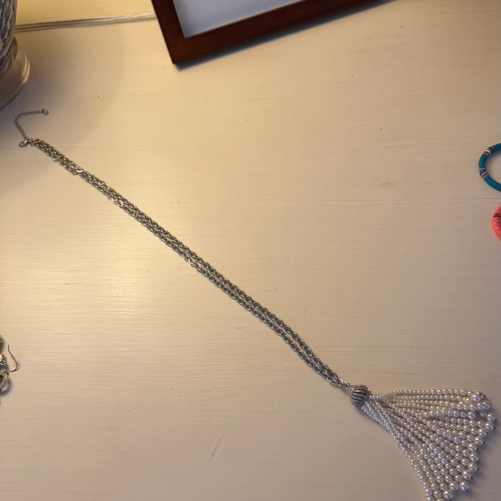 Elegant long drop necklace with pearl tassel
